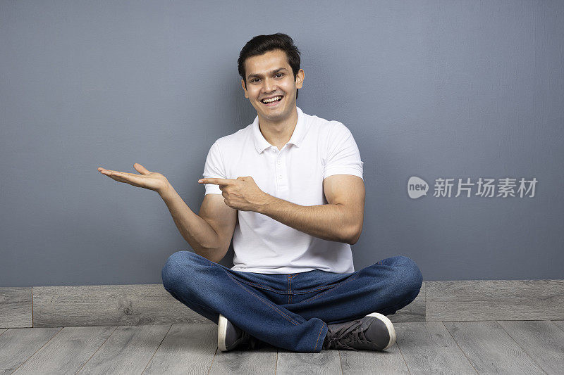 男人盘腿坐在地板上的stock photo